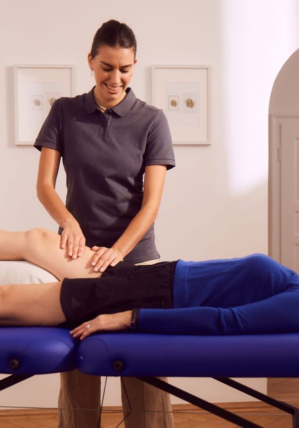 Manuelle Lymphdrainage an einer Patientin durch eine mobile Physiotherapeutin in der Wohnung der Patientin