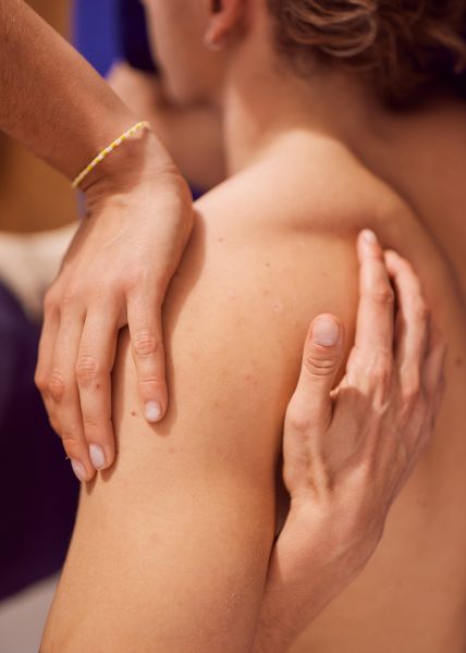 Rückenmassagetechnik von Therapeut in entspannter Umgebung.