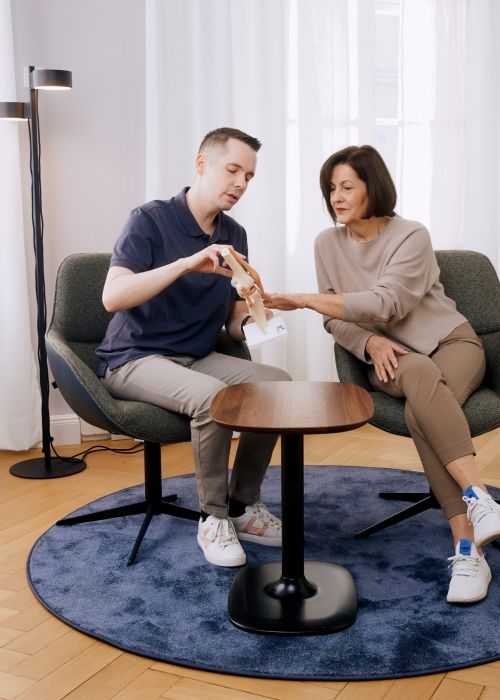 Physiotherapeut in Privatpraxis für Physiotherapie in München Schwabing Anamnese und Befund Patientin mit Knieschmerzen