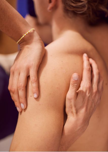 Rückenmassagetechnik von Therapeut in entspannter Umgebung.