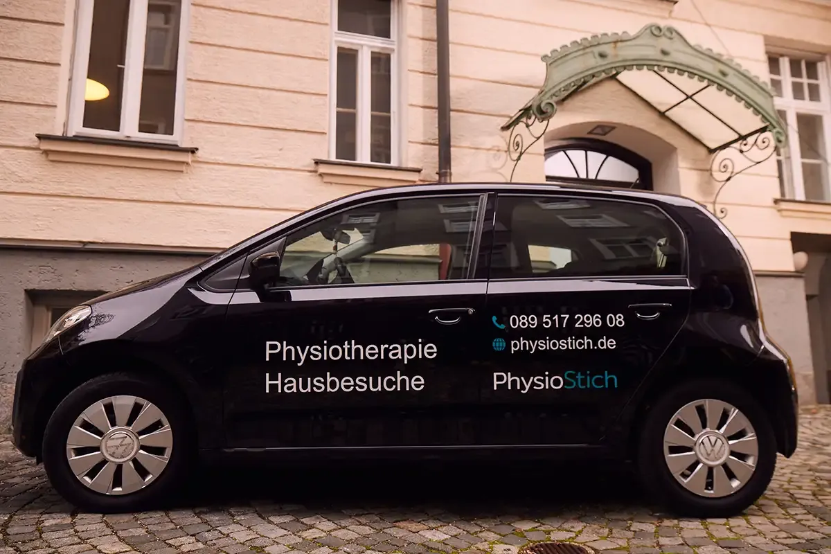 Firmenfahrzeug für Physiotherapie-Hausbesuche mit Logo „PhysioStich“ vor einem Wohnhaus