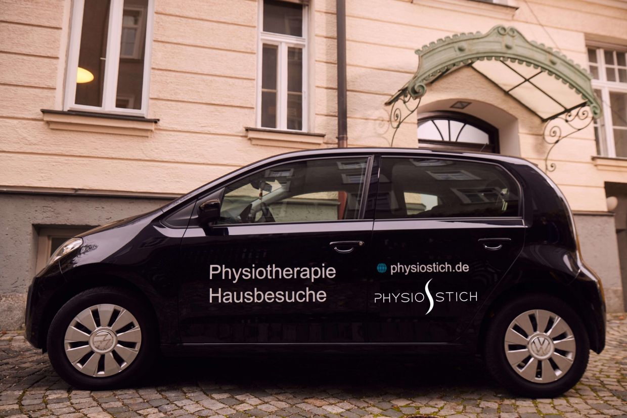 Firmenfahrzeug für Physiotherapie-Hausbesuche mit Logo „PhysioStich“ vor einem Wohnhaus
