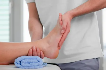 Fuß wird in Physiotherapie-Praxis therapeutisch behandelt.