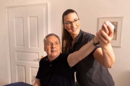 Krankengymnastik auf neurophysiologischer Grundlange (KG ZNS) und Bobath. Physiotherapeutin behandelt Patient zu Hause mit neurologischer Physiotherapie und Krankengymnastik