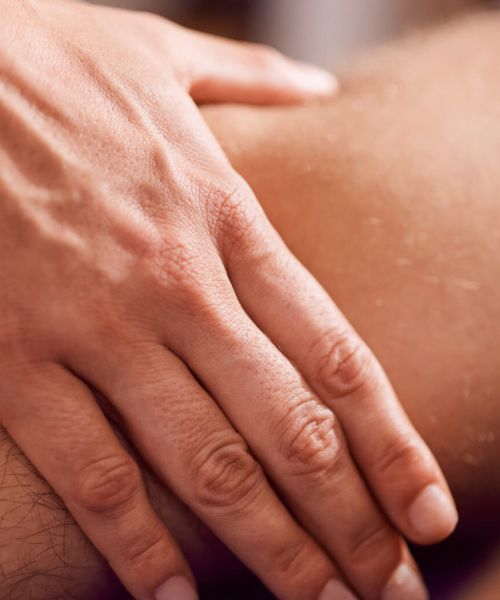 Manuelle Lymphdrainage an einer Patientin durch eine mobile Physiotherapeutin in der Wohnung der Patientin