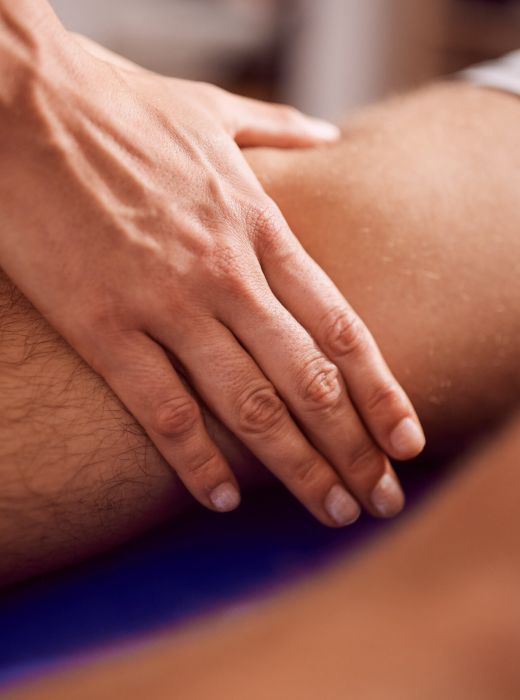 Manuelle Lymphdrainage am Oberschenkel mit aufgelegter Hand